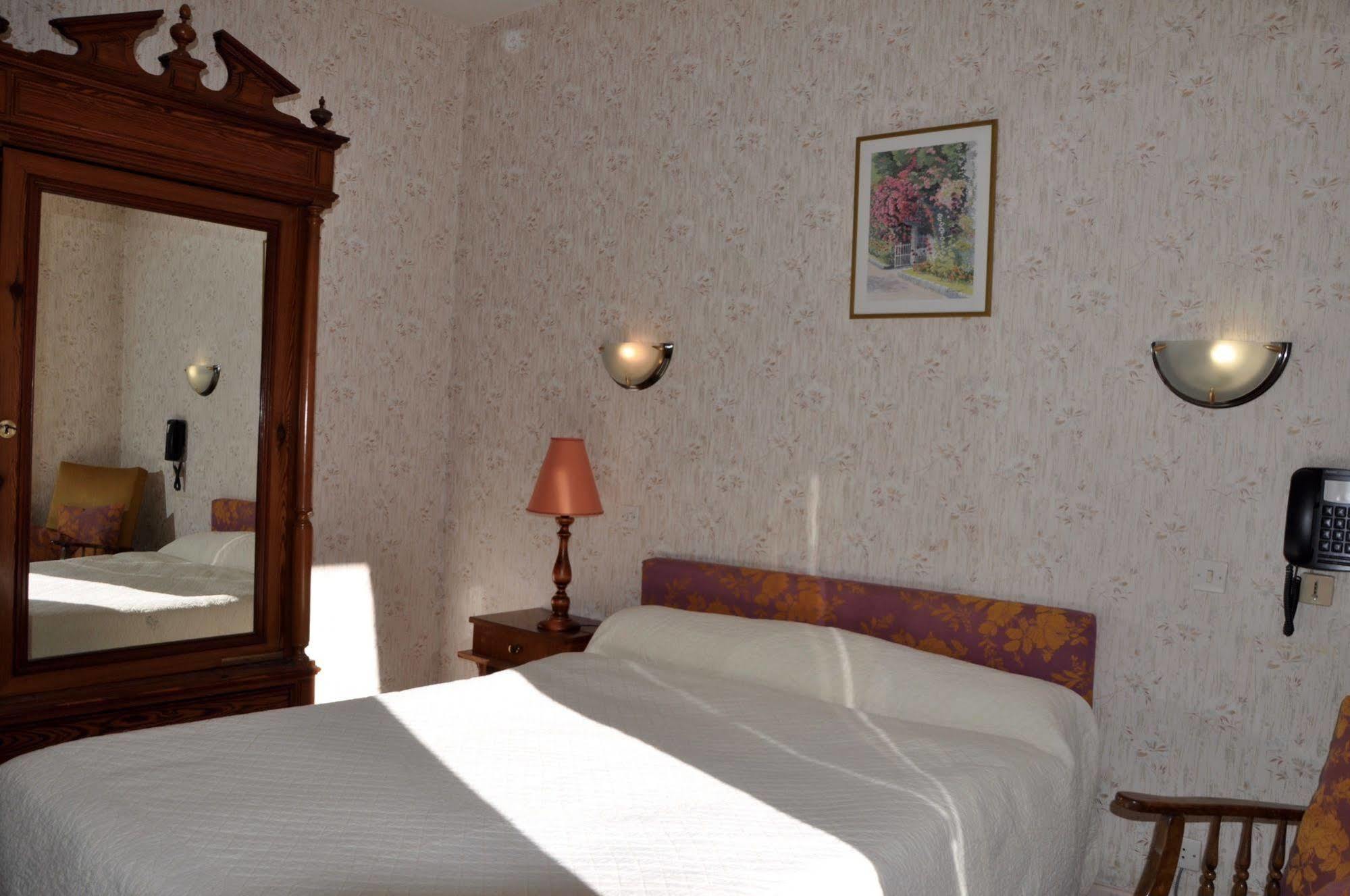 Hotel Des อูซ์-บอนส์ ภายนอก รูปภาพ